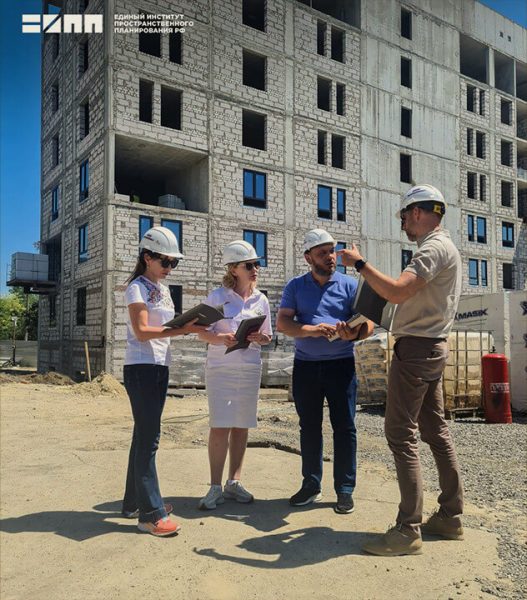 Фото з директоркою Єдиного науково-дослідного та проєктного інституту просторового планування Російської Федерації Діною Саттаровою. Під її керівництвом відбувалась і розробка російського Генплану Маріуполя