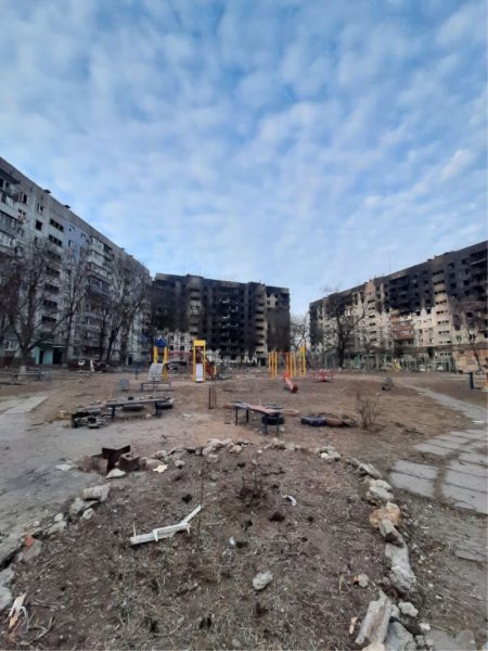 Фото вигорілих будинків № 77, 79 та 81 на просп. Металургів. Задокументовано місцевими мешкан_ками весною 2022. Фото з Mariupol death and destruction on a map.