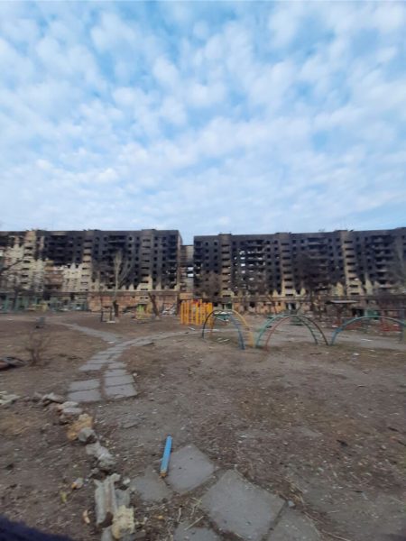 Фото вигорілих будинків № 77, 79 та 81 на просп. Металургів. Задокументовано місцевими мешкан_ками весною 2022. Фото з Mariupol death and destruction on a map.