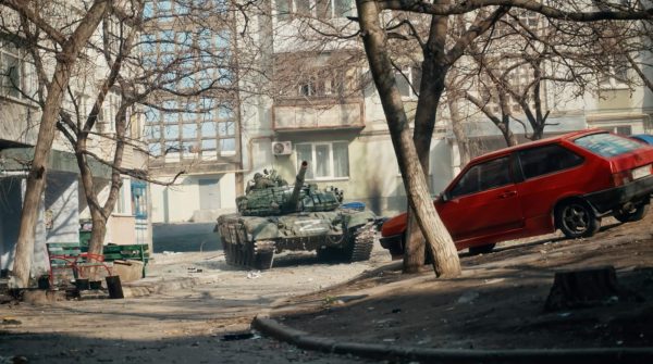 Російський танк у дворі будинків на просп. Металургів, 131. Кадр із фільму «У края бездны. Битва за Мариуполь глазами очевидца».