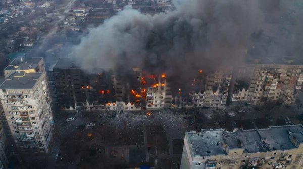 Пожежа у будинках на вул. Куїнджі, 150 та 152. Кадр із фільму «У края бездны. Битва за Мариуполь глазами очевидца».