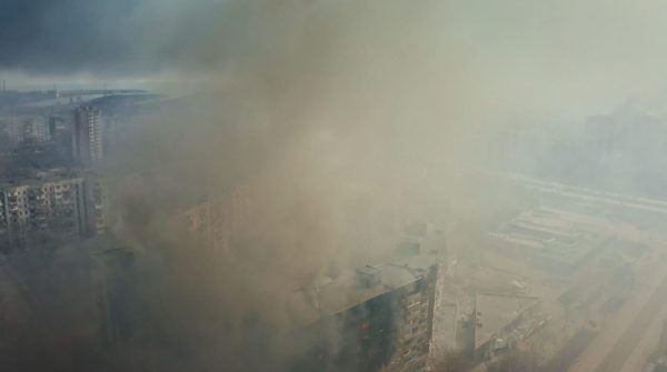 Пожежі у кварталі, де розташовані два знесені для будівництва ЖК «Ленінградський квартал» будинки (пр-т. Металургів, 117 та 121). Кадр із фільму «У края бездны. Битва за Мариуполь глазами очевидца». 