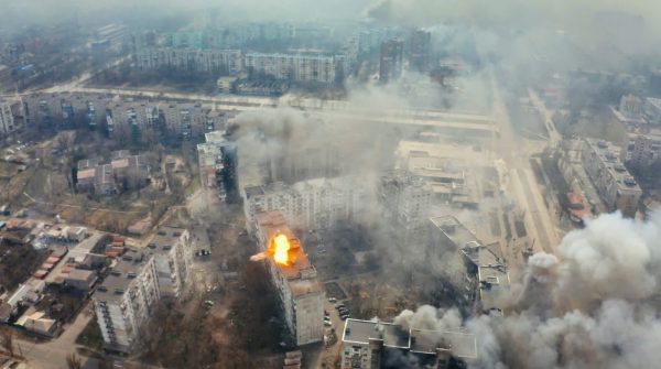 Влучання у будинок на просп. Металургів, 117, який було знесено згодом для будівництва ЖК «Ленінградський квартал». Пожежі в сусідніх будівлях. Кадр із фільму «У края бездны. Битва за Мариуполь глазами очевидца». 