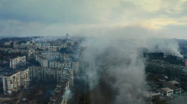 Пожежі в житлових будинках на просп. Металургів. Кадр із фільму «У края бездны. Битва за Мариуполь глазами очевидца».