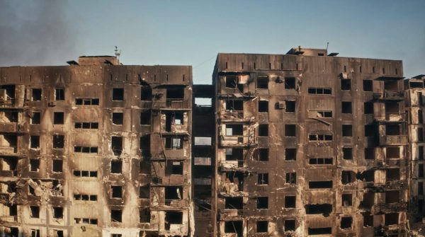 Будинок за адресою вул. Куїнджі, 150 після пожежі. Кадр із фільму «У края бездны. Битва за Мариуполь глазами очевидца».